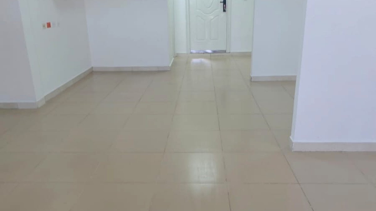 Pasillo limpio y listo para operar después de una limpieza post construcción de Colimpia