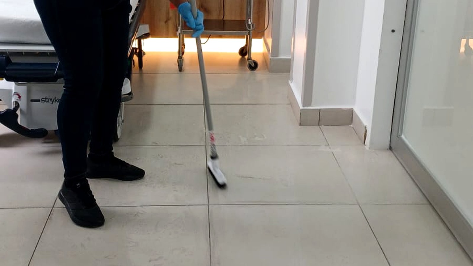 Limpieza del piso de un área médica por Colimpia