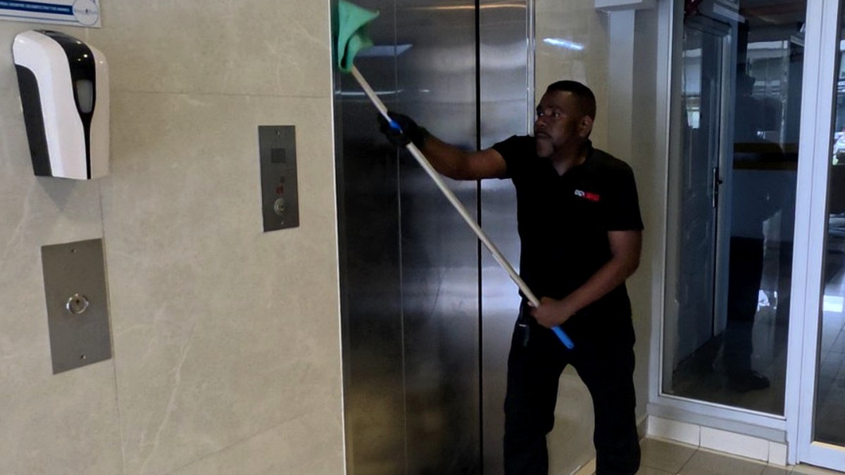 Personal de Colimpia realizando limpieza del interior de un elevador de un PH