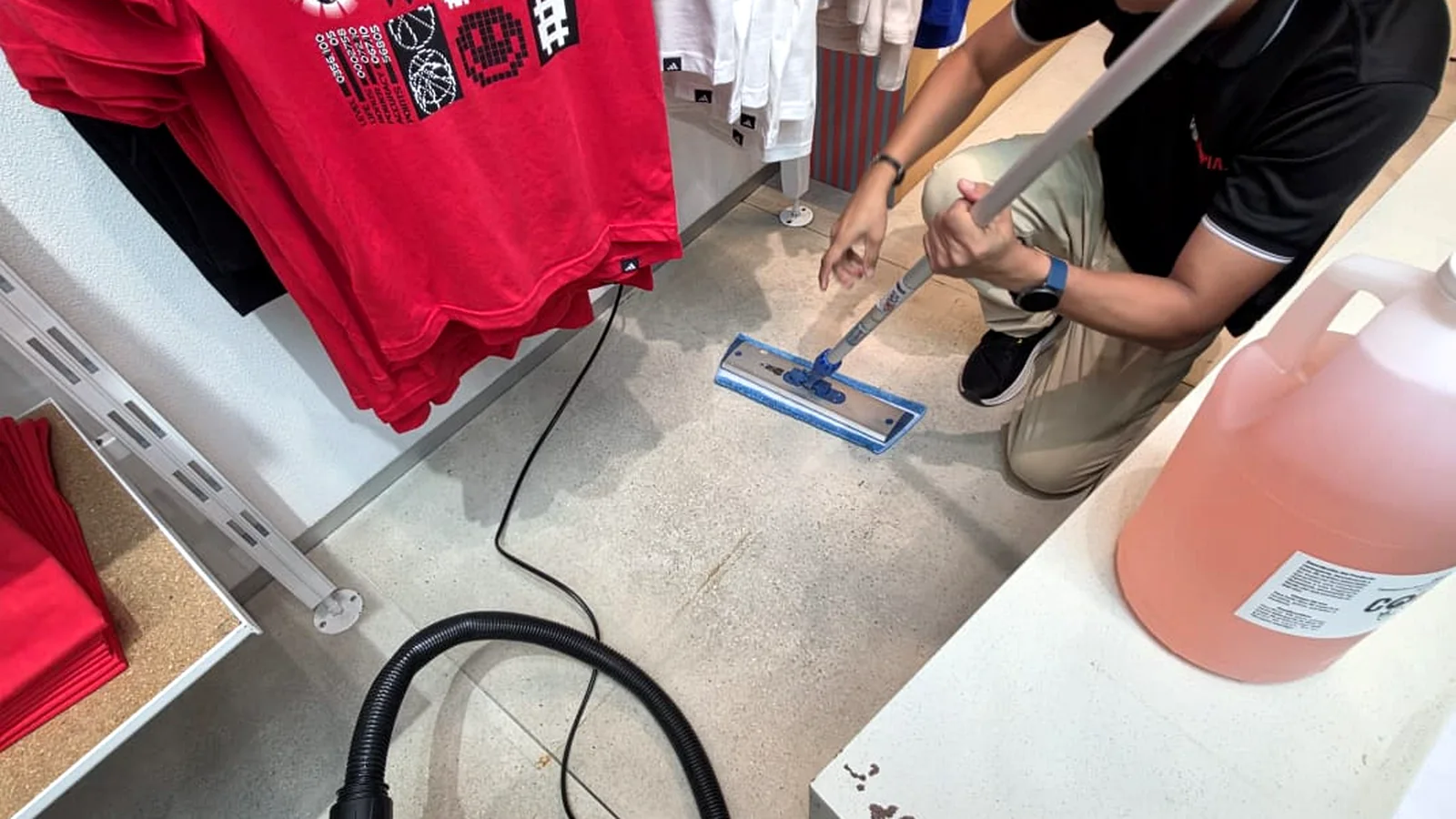 Limpieza profunda de pisos y exhibidores en un local comercial por Colimpia