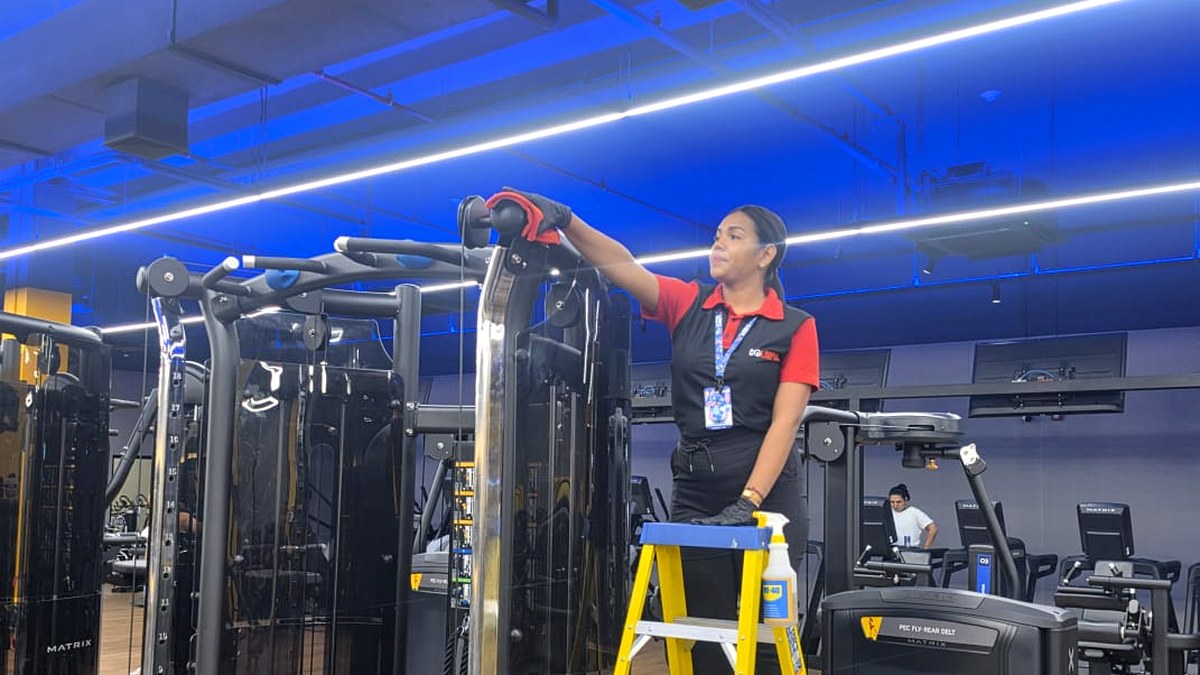 Personal de Colimpia limpiando máquinas de entrenamiento de un gimnasio