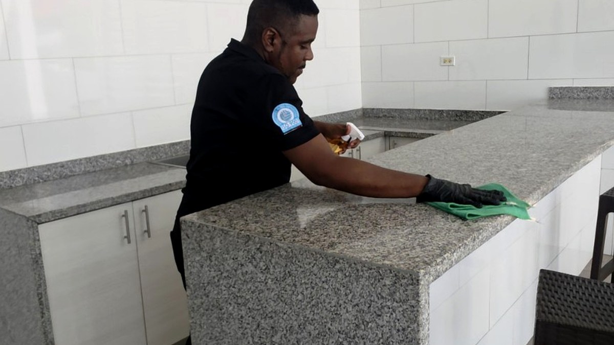 Limpieza de una amenidad tipo cocina en las áreas comunes de un PH por Colimpia