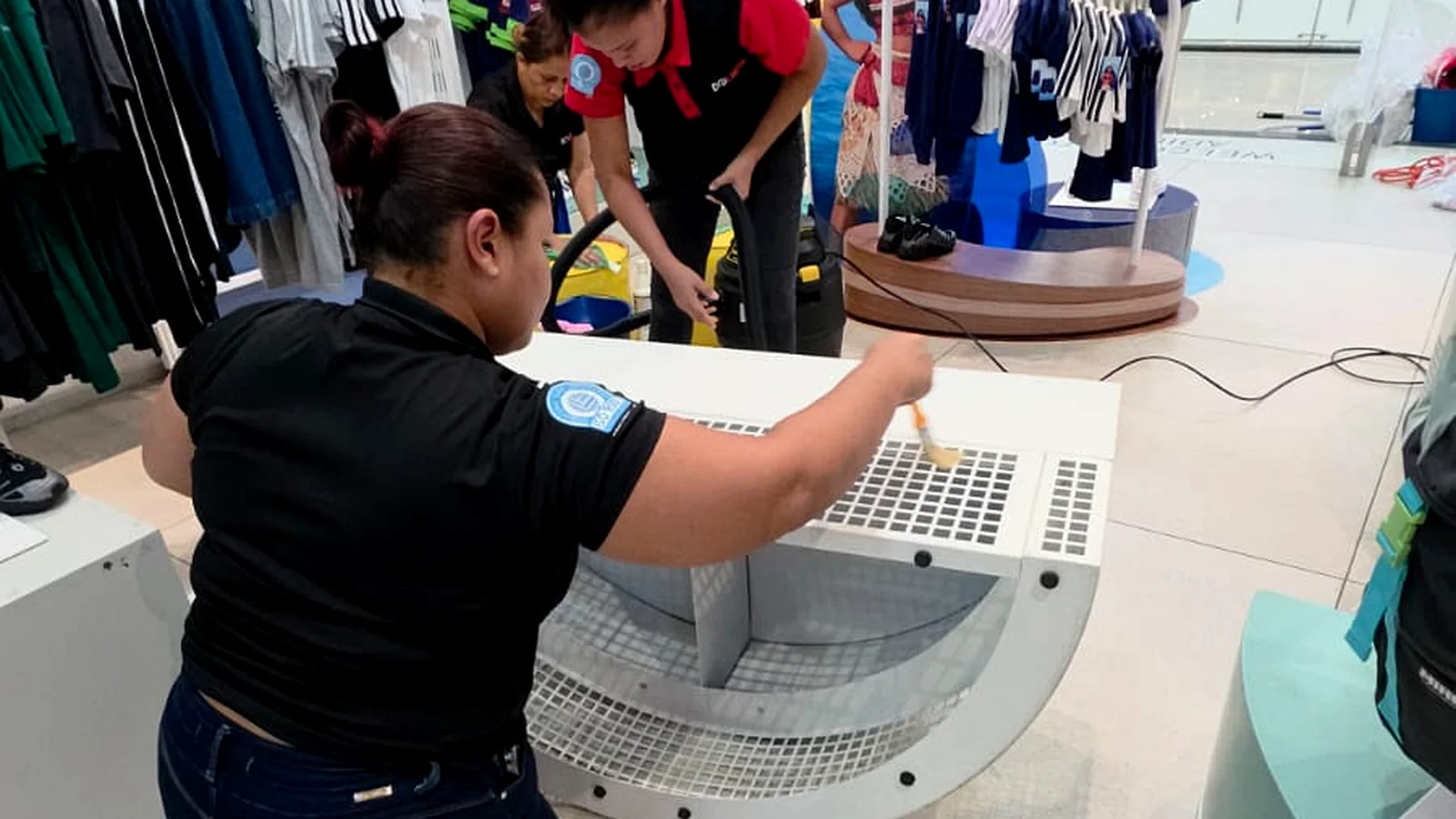 Limpieza profunda de equipos y rincones en un local comercial por Colimpia
