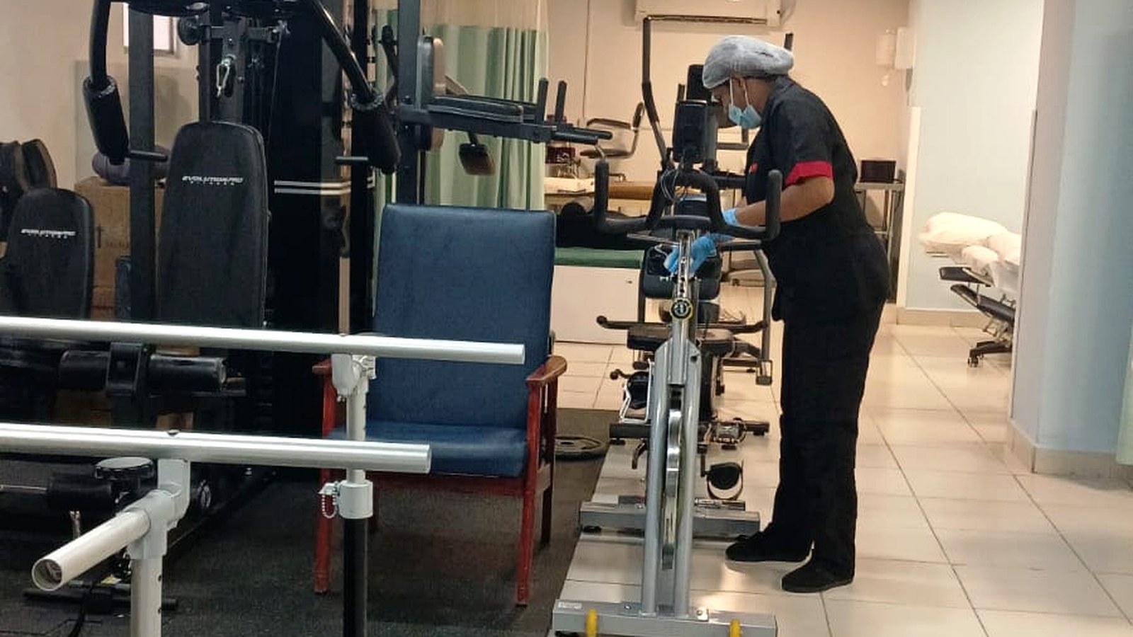 Limpieza de un área de rehabilitación de un centro de salud por Colimpia