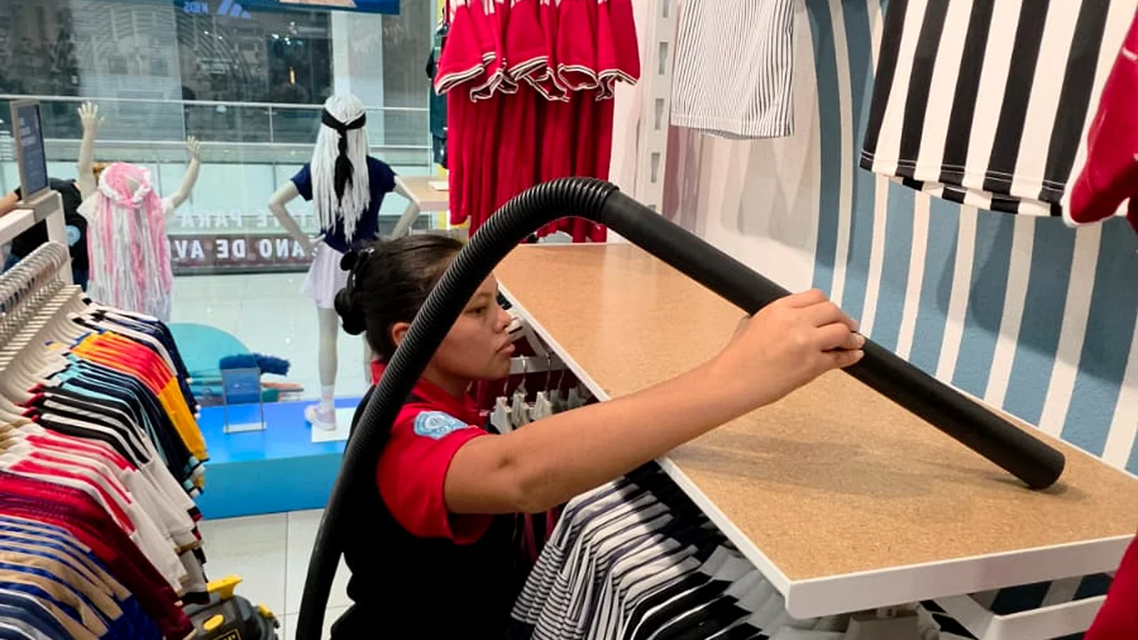 Limpieza profunda del interior y áreas visibles de un local comercial por Colimpia