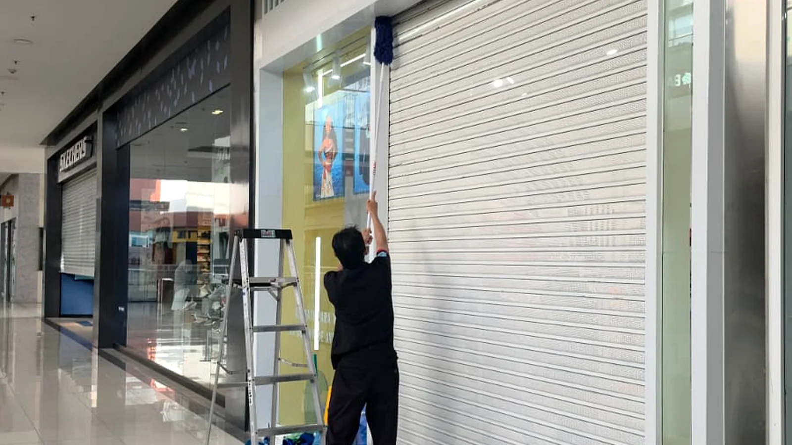 Fachada de un local comercial limpia y presentable tras una limpieza profunda de Colimpia